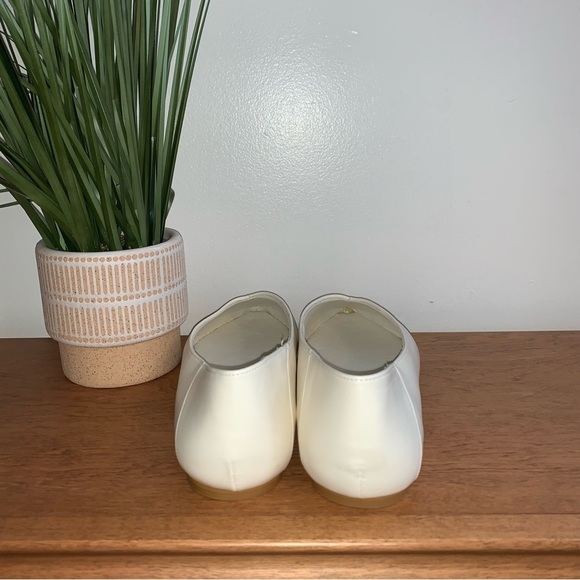 Tahari Women's Cream Loafers NWOT!! - Picture 5 of 6
